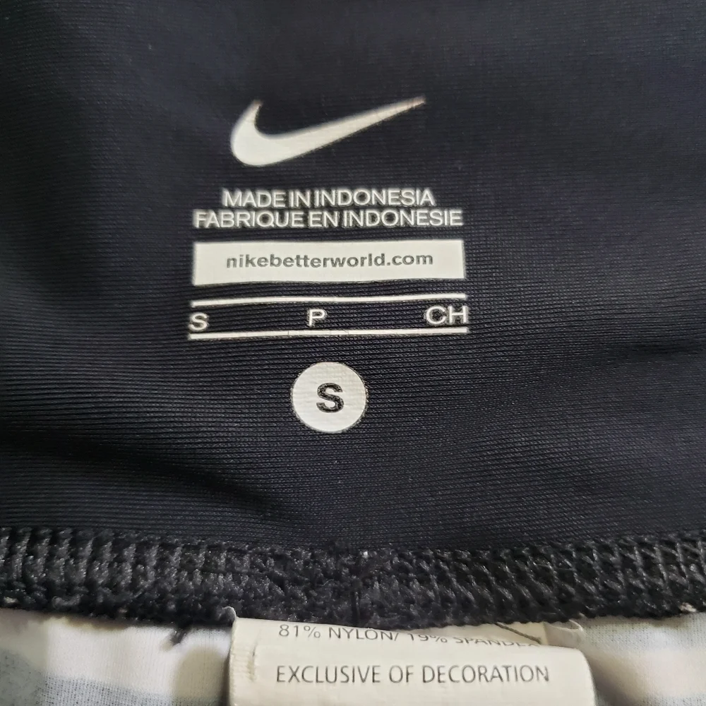 2447 * Nike Cropped Black White Stripe Compression Legging Pants Size S